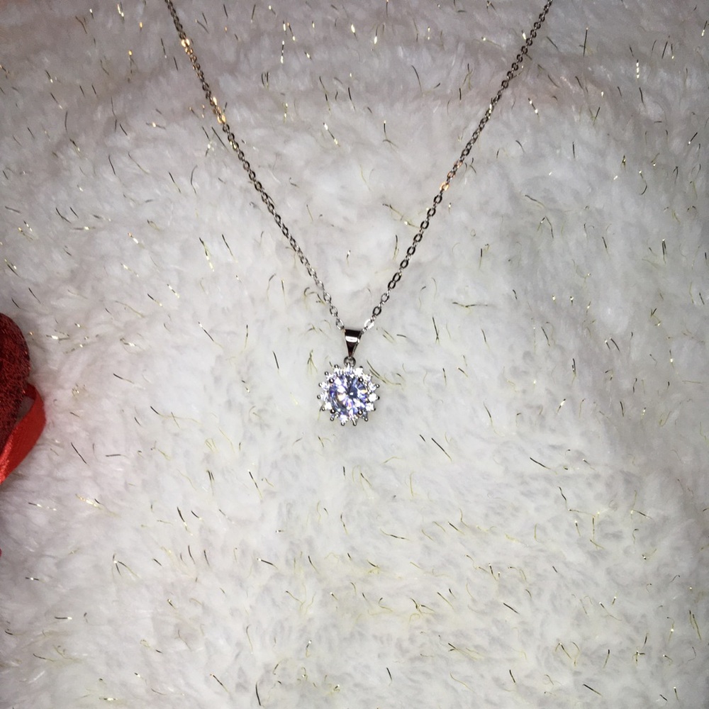 Flower Necklace With Rhinestone NWOT - Picture 2 of 7